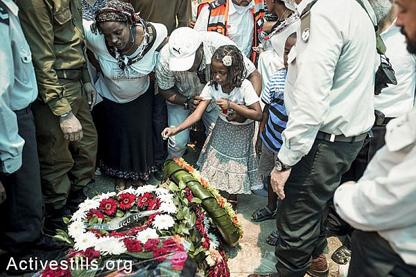 Relatives and family members of the Israeli solider Bayhesain Kshaun mourn during his funeral in Netivot city, Israel, on July 22, 2014. (Yotam Ronen/Activestills.org)