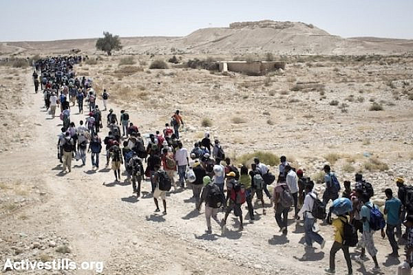 African asylum seekers march from the Holot detention center, where they were jailed, to the Israeli Egyptian border, June 27, 2014. (Photo by Oren Ziv/Activestills.org)