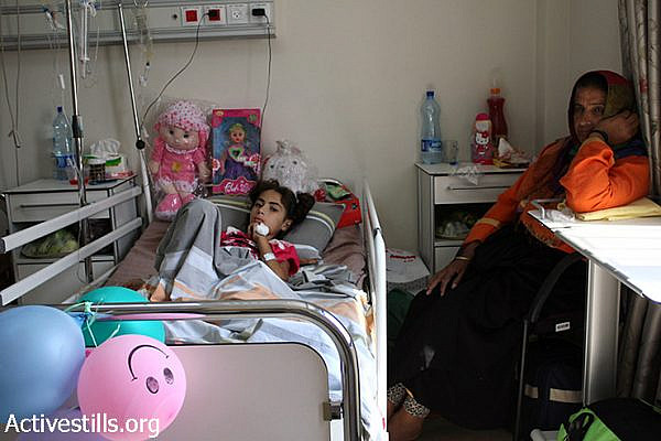 Shada Ardaa, 9, was wounded by an Israeli air strike in Rafah, Gaza strip, An-Najah hospital, Nablus, West Bank, August 5, 2014. (Ahmad Al-Bazz/Activestills.org)