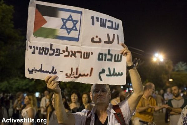 Israelis take part in a protest calling for peace negotiations between Israel and the Palestinians, Tel Aviv, on August 16, 2014 (Activestills)