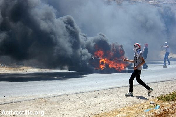 Palestinians clash with Israeli soldiers in the West Bank village of Beit Furik during a solidarity demonstration with Gaza. (photo: Activestills.org)