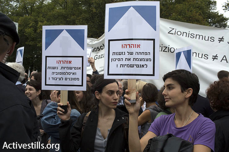 Demonstration against anti-Semitism and all racism in Berlin, September 14, 2014. The sign reads: “Warning! Anti-Semitism, racism and Islamophobia are dangerous to the public!” (Oren Ziv/Activestills.org)
