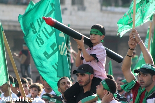 Palestinians in the West Bank city of Nablus demonstrate their support for Hamas resistance in Gaza Strip three days after a deal signed by Israel and Hamas ended a 50-day Israeli attack, August 29, 2014. (Photo: Ahmad Al-Bazz/Activestills.org)