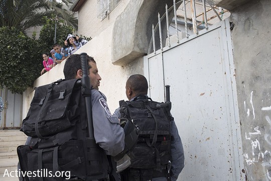 Israeli riot police at the entrance to the Hayat family home, September 30, 2014. (Photo by Oren Ziv/Activestills.org)