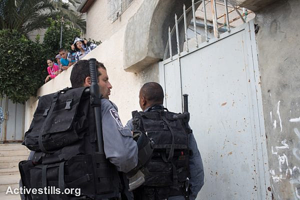 Israeli policemen enter the the Hayat family house in Silwan neighbourhood in East Jerusalem after Israeli settlers took over an apartment in the building, September 30, 2014. Israeli settlers took over seven homes in the Silwan neighborhood of East Jerusalem Tuesday morning.