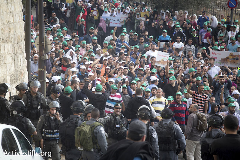 Protesters outside the Old City of Jerusalem, October 15, 2014. (Photo by Oren Ziv/Activestills.org)