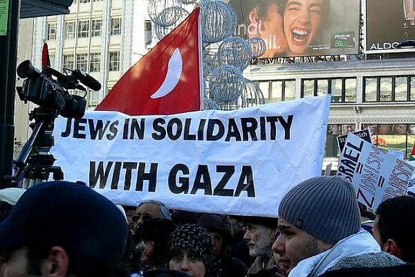 Toronto protests against Israeli assault on Gaza (Photo: Tania Liu/Flickr CC BY-ND 2.0)
