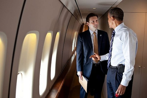 President Obama speaks with Deputy Press Secretary Josh Earnest (Official White House Photo by Pete Souza)