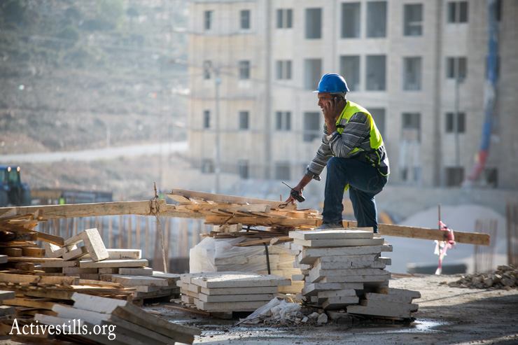 A construction worker at Rawabi. (Photo by Yotam Ronen/Activestills.org)