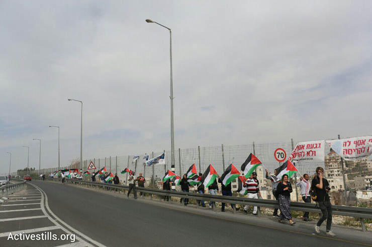 Palestinians attempt to march to Jerusalem through the Hizme checkpoint, blocking traffic and protesting against restrictions Israel places on Palestinians trying to reach the Aqsa Mosque in the holy city, November 14, 2014. (Photo by Oren Ziv/Activestills.org)