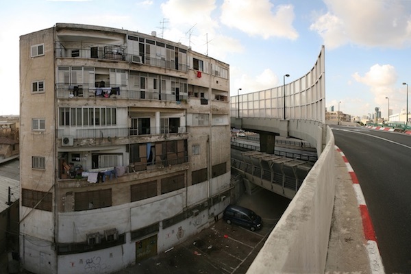 A south Tel Aviv apartment building that unwillingly became a way station for bus exhaust and pollution. (Photo by Roi Boshi/CC)