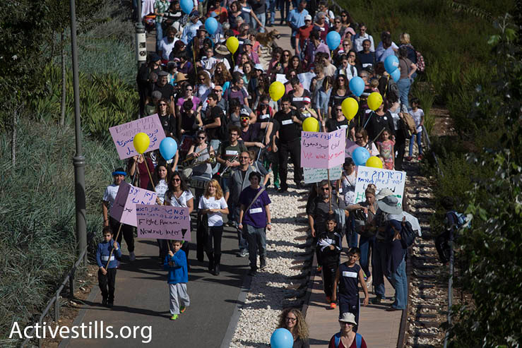 Thousands of people march through Jerusalem in support and solidarity with the Max Rayne “Hand in Hand” bilingual school, which was the target of a racist arson attack a week earlier, Jerusalem, December 5, 2014. (Photo by Oren Ziv/Activestills.org)
