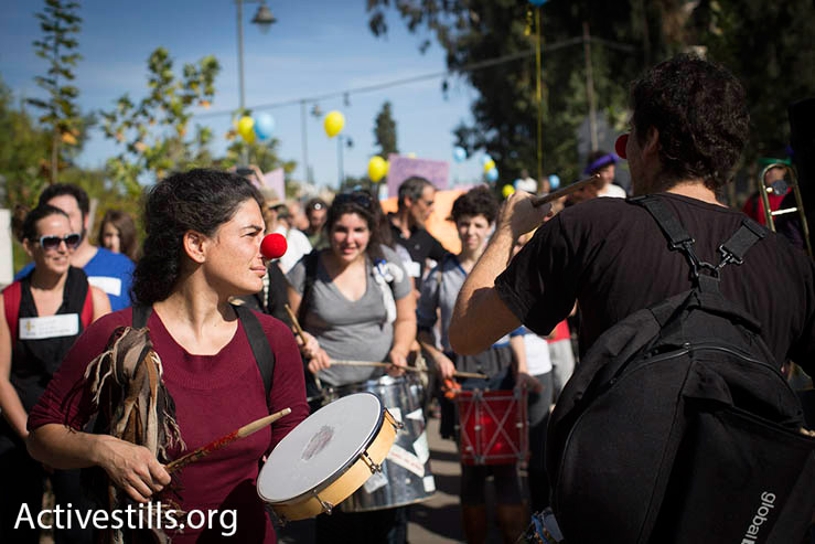 Thousands of people march through Jerusalem in support and solidarity with the Max Rayne “Hand in Hand” bilingual school, which was the target of a racist arson attack a week earlier, Jerusalem, December 5, 2014. (Photo by Oren Ziv/Activestills.org)