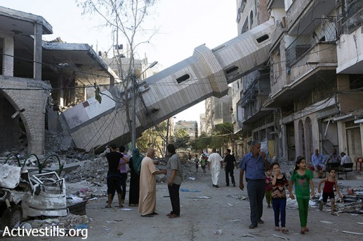 The Al-Susi Mosque lies in ruins in Shati’ Refugee Camp following Israeli attacks, Gaza City, August 2, 2014. (Anne Paq/Activestills.org)