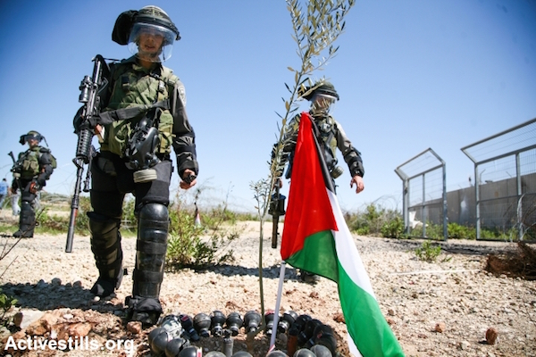 Israeli security forces arrive at a tree-planting demonstration marking Land Day in the West Bank village of Bil’in, March 27, 2014. (Photo by Yotam Ronen/Activestills.org)