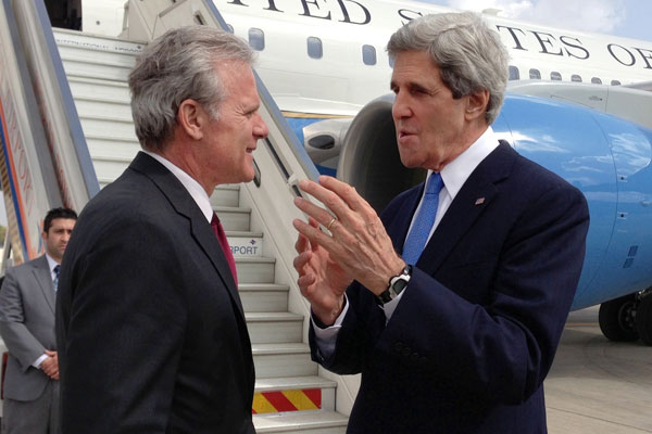 U.S. Secretary of State John Kerry speaks to then Israeli Ambassador to the U.S. Michael Oren, Tel Aviv, April 9, 2013. (State Dept photo)