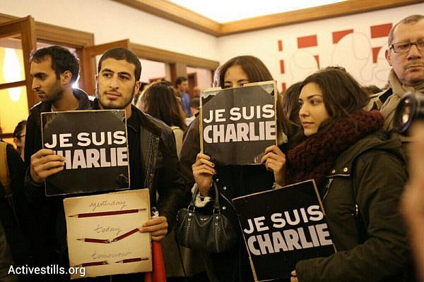 French nationals hold up signs reading "I am Charlie" during a vigil at the French Embassy in Tel Aviv, January 8, 2015. (photo: Oren Ziv/Activestills.org)