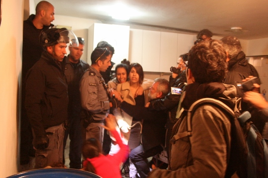 Police evicting members of the Hakak family. MK Ilan Gilon (with the white beard), Tel Aviv, December 29, 2014. (Photo by Haggai Matar)
