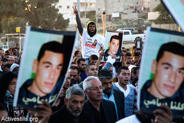 Bedouin mourners participate in a rally in the southern Israeli Bedouin city of Rahat to condemn the death of Sami Ja’ar, 22, who died of a gunshot wound last week during a police raid in the Negev Bedouin town, and of Sami Ziadna, who was killed during clashes with Israeli police following the funeral of Ja’ar. The protesters march from the house of Ja’ar family to Ziadna family home, January 20, 2015. (Activestills.org)