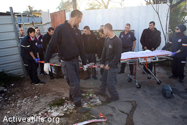 Israeli police evacuate the Palestinian suspect in a bus stabbing, whom an Israel Prison Service officer shot in the leg and apprehended. (Photo by Activestills.org)