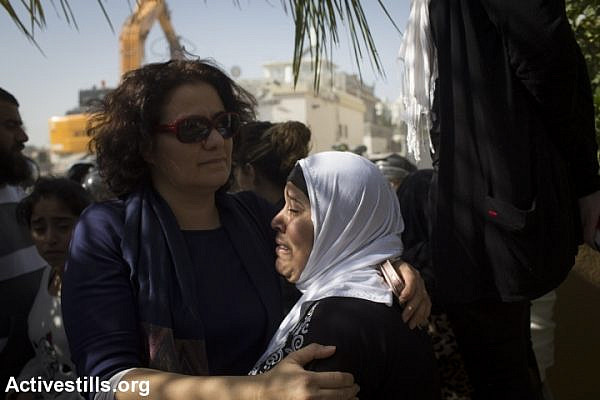 Hannah al-Naqib (right) as Israeli authorities demolish her home in Lod, February 10, 2015. (Photo by Oren Ziv/Activestills.org)