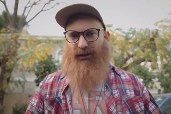 Naftali Bennett in his 'Tel Aviv hipster' campaign ad. (Screenshot)