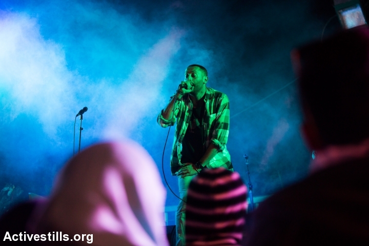 Rapper Tamer Nafar performs during a cultural event in the unrecognized village of Dahmash on March 14, 2015. (photo: Yotam Ronen/Activestills.org)