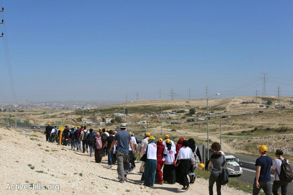 Hundreds march from the unrecognized village of Wadi Al-Na'am on a four-day journey through the unrecognized villages of the Negev, March 26, 2015. (photo: Oren Ziv/Activestills.org)