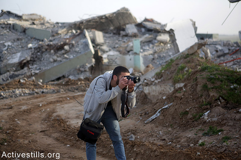Basel working, K'huzaa, Gaza Strip. By: Anne Paq / Activestills.org