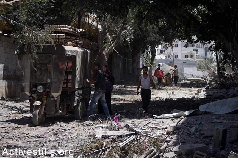 Palestinians leave Shujaiyeh, east of Gaza City, July 27, 2014. Basel Yazouri / Activestills.org