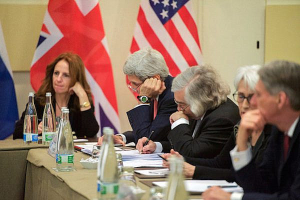Secretaries Kerry, Moniz Jot Down Notes Before P5+1 Strategic Session About Ongoing Iranian Nuclear Negotiations in Switzerland, March 30, 2015. (State Dept. photo)