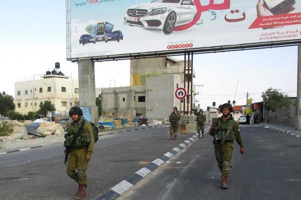 Soldiers patrol one of the entrances to the West Bank village Hizma. (photo: Tamar Fleishman/B'Tselem)