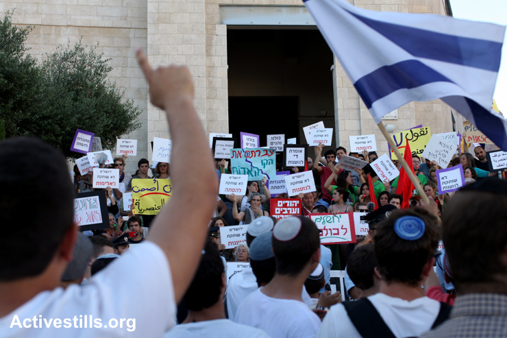 Right-wing and left-wing Israeli demonstrators face off during the annual "Jerusalem Day" march held by Israeli nationalists to celebrate the Israeli occupation of East Jerusalem, May 17, 2015.