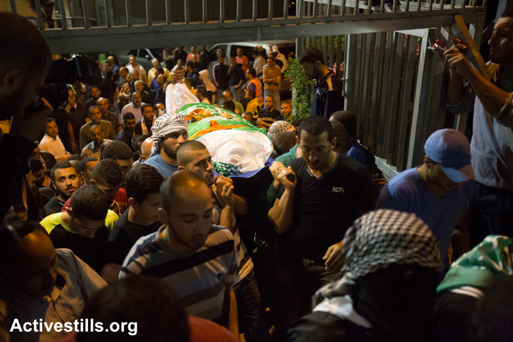 Mourners carry the body of Palestinian Imran Abu Dheim to the cemetery during his funeral in East Jerusalem, May 21, 2015. Abu Dheim was shot to death after running over two border policemen in East Jerusalem.