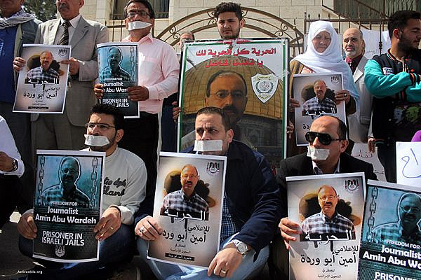 Palestinian journalists and activists protest in front of the Red Cross offices in the city of Nablus, against Israel's administrative detention of the Palestinian journalist Amin Abu Wardeh, Nablus, West Bank, April 21, 2015. Amin was one of 27 Palestinian civilians who were arrested by Israeli forces at the early morning of April 15, 2015. (Ahmad al-Bazz / Activestills.org)