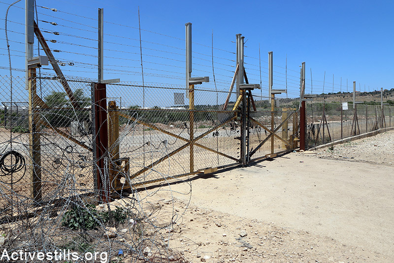 A view on an agricultural gate in the separation fence in Falamya village (Gate number 914), West Bank, May 18, 2015. Ahmad al-Bazz / Activestills.org