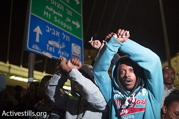 Ethiopian-Israelis protest police brutality against Ethiopians in Jerusalem, blocking Israel’s Highway 1, April 30, 2015. (Oren Ziv/Activestills.org)