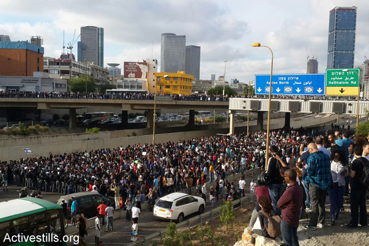 A protest by Israeli of Ethiopian descent against police violence blocks Tel Aviv’s main freeway, May 3, 2015. (Activestills.org)