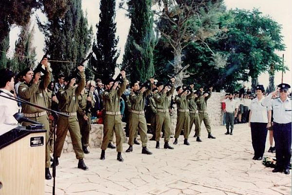 An IDF Memorial Day service (Wikicommons)