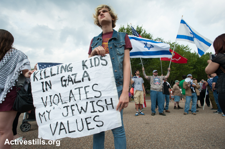 Activists protesting Israel's attacks on Gaza stand in front of pro-Israel counter-protesters during a demonstration in front of the White House in Washington, DC, August 9, 2014. 