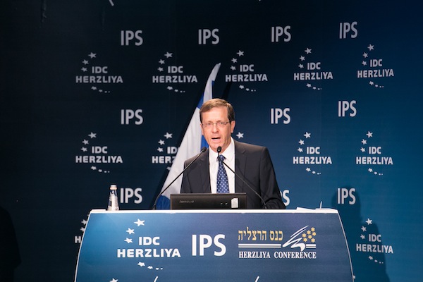 Opposition leader Isaac Herzog addresses the annual Herzliya Conference, June 7, 2015. (photo: Erez Harodi/Herzliya Conference)