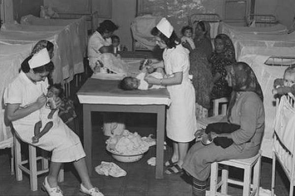 Nurses and mothers taking care of Yemenite children, Rosh Ha'ayin, 1949. (photo: GPO)