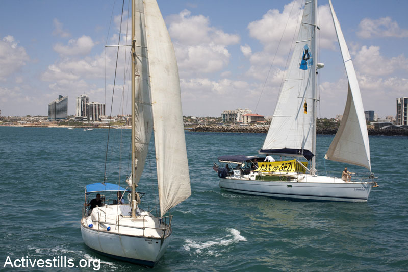 A flotilla protesting against the privatization of natural gas found in the Mediterranean sea. The flotilla left Herzliya shore and sailed a few kilometers out to sea, June 15, 2013. (Keren Manor/Activestills.org) 