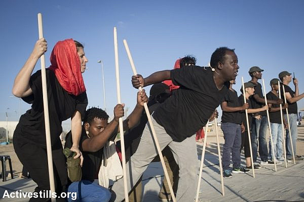 Israelis and African Asylum seekers jailed in Holot preform during a theatre show outside the Holot detention center in the Negev desert, June 13, 2015. (photo: Oren Ziv/Activestills.org)