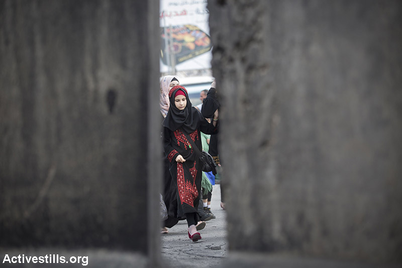 Palestinians cross the Qalandiya checkpoint between the West Bank city of Ramallah and Jerusalem on their way to pray at the Al-Aqsa Mosque in Jerusalem, on the second Friday of the Muslim holy month of Ramadan, June 26, 2015. (Activestills.org)