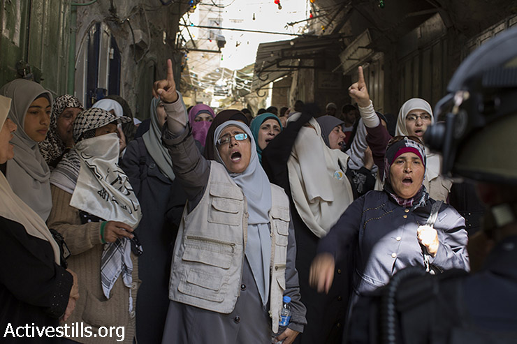 Palestinian women shout slogans as Israeli police forces block Palestinians at an entrance of the Al-Aqsa mosque compound in Jerusalem's old city, after Israeli police and authorities limited access to one of Islam's holiest sites, July 26, 2015, following clashes inside the compound. (photo: Oren Ziv / Activestills.org)