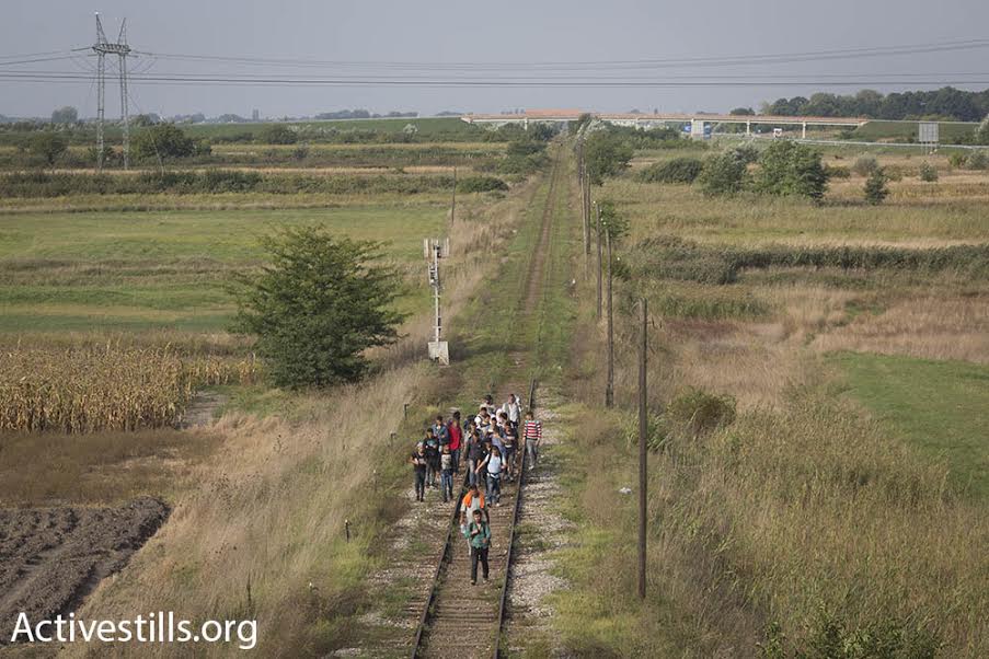 Syrian refugees walk along the train tracks on the Serbian-Hungarian border, September 15, 2015. (photo: Oren Ziv/Activestills.org)