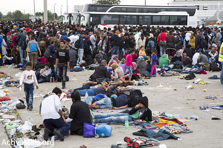 Refugees wait for buses at the transit camp. (Keren Manor/Activestills.org)