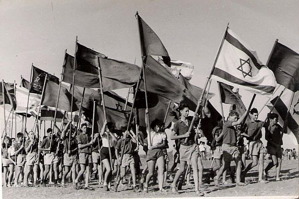 Kibbutz members march in a 1951 ceremony. (photo: אביבה שני בית חרות/CC BY 2.5)