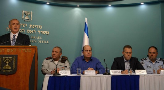 Israeli Prime Minister Benjamin Netanyahu holds a press conference about the wave of violence across Israel, East Jerusalem and the West Bank, October 8, 2015. Sitting with him are (from left to right): IDF Chief of Staff Gadi Eisencot, Defense Minister Moshe Ya’alon, Public Security Minister Gilad Erdan, Acting Police Commissioner Benzi Sau. (GPO/Amos Ben-Gershom)